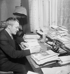 Arnulf Øverland (1889-1968). Forfatter. Udatert
