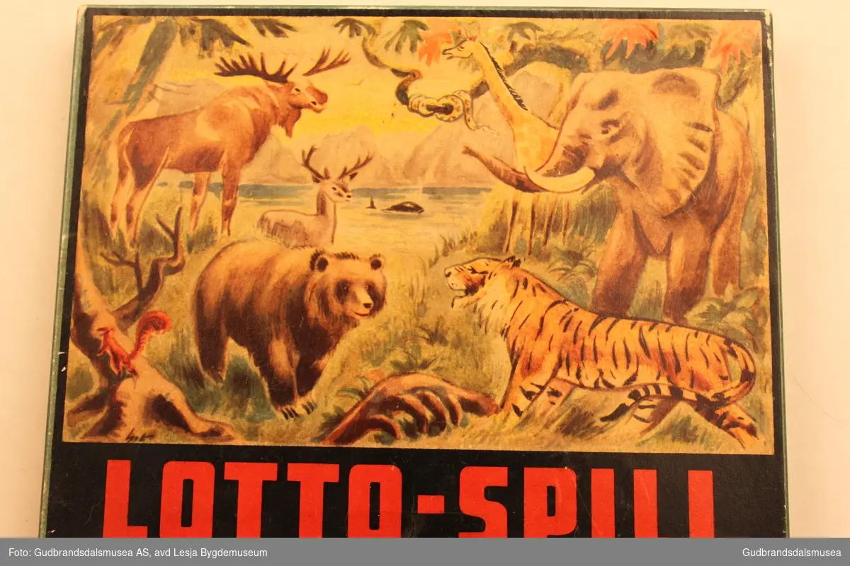 Brettspill fra ca 1940-1950, Lotto spill i orginal pappeske. Spillesken inneholder 4 bildelotto spillebrett, med 10 bilder på hvert spillebrett. 40 stk små bildekort, med ulike dyremotiv som er påtrykt dyrearten. Spilleesken er delt i to rom av en pappkant. et rom for spillebrett og ett for bildekort.
Produsent Mitco