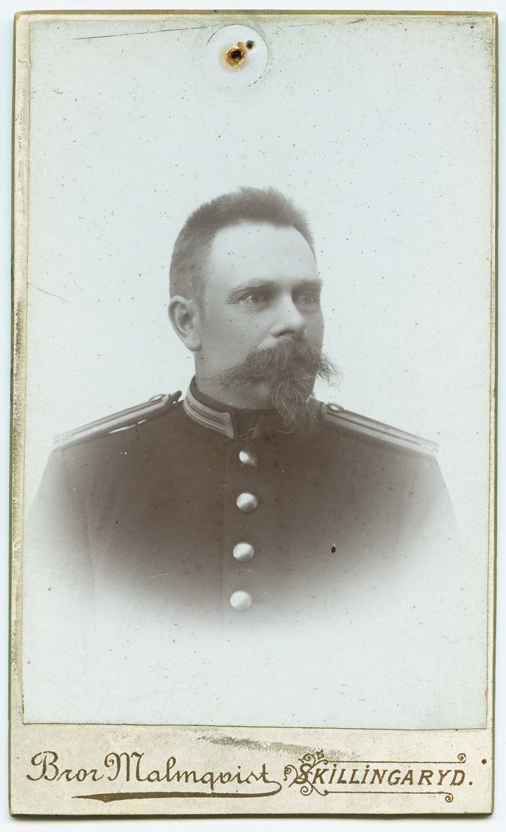 Porträtt på Fanjunkare J. A. Karlsson Skillingaryd.