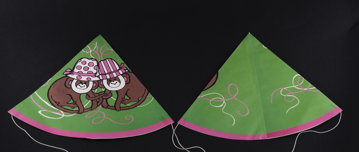 Syv festhatter av papir, med farget motiv. Hattene har strikk.
