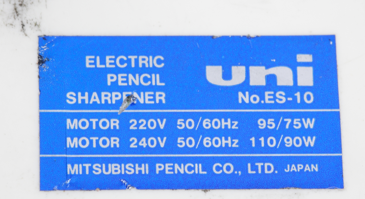 Elektrisk pennvässare av märket UNI, tillverkad i Japan.