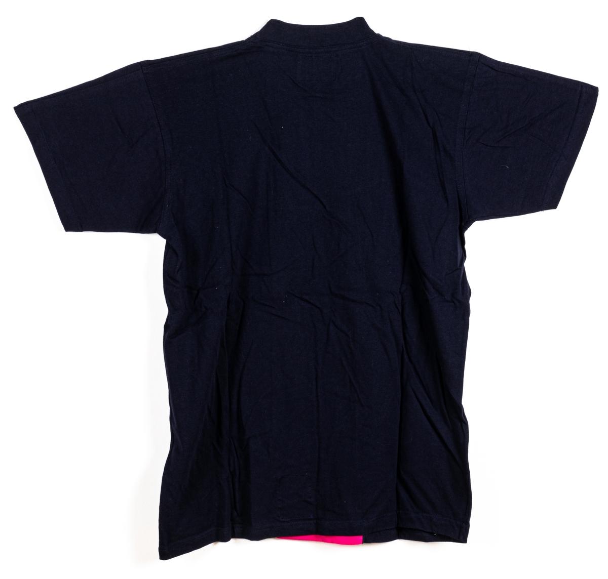 T-shirt i marinblå och magenta med flerfärgad broderad text och etikett.