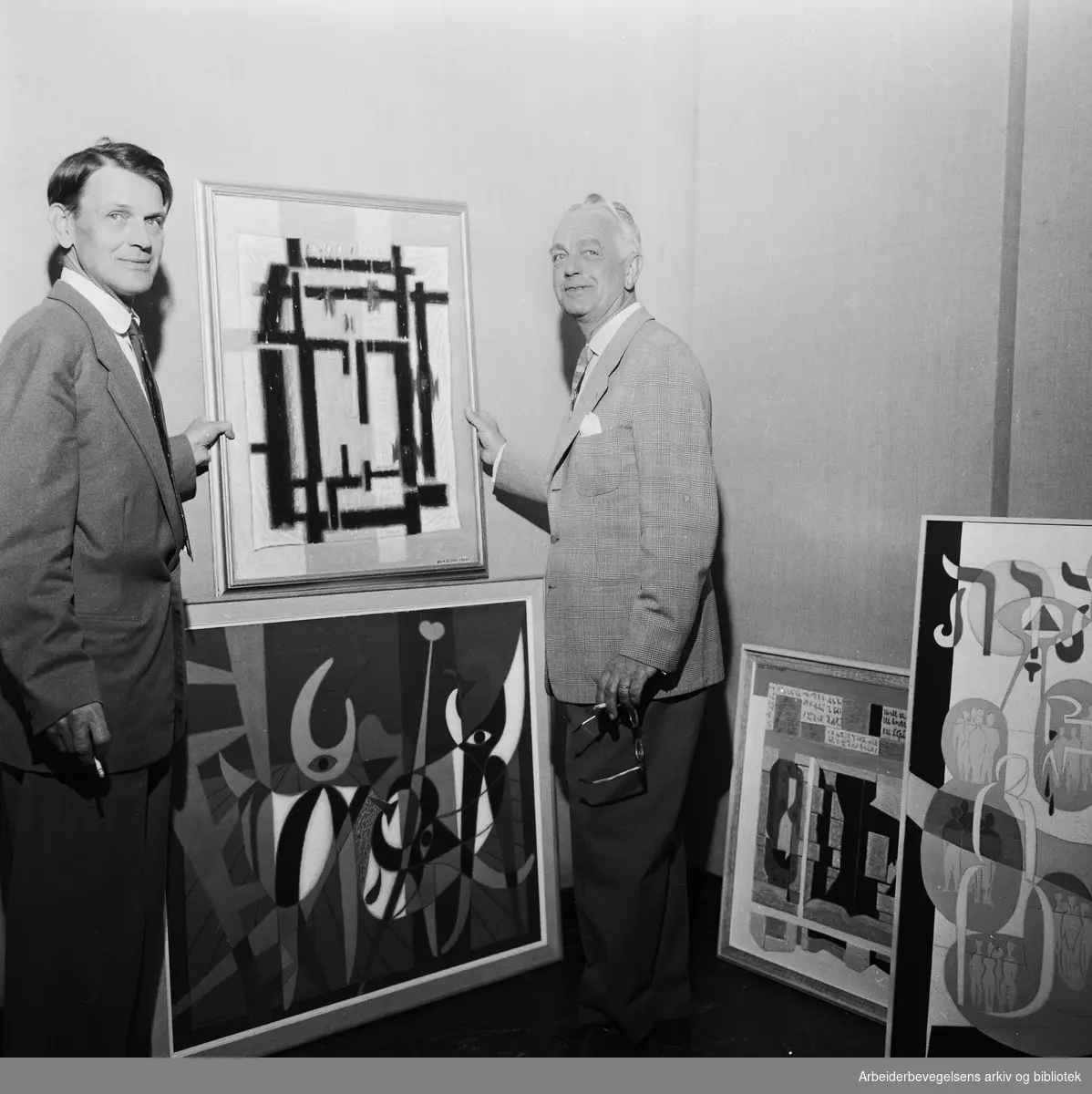 Reidar Aulie og den svenske maleren Stellan Mörner (th) monterer en utstilling med nordiske malere i Kunstnernes Hus. Juni 1960.