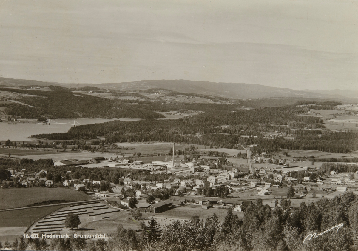Postkort, Ringsaker, Brumunddal sentrum, utsikt fra Høsbjørkampen mot Bunnefjorden, Buttekvern gård i forgrunnen,