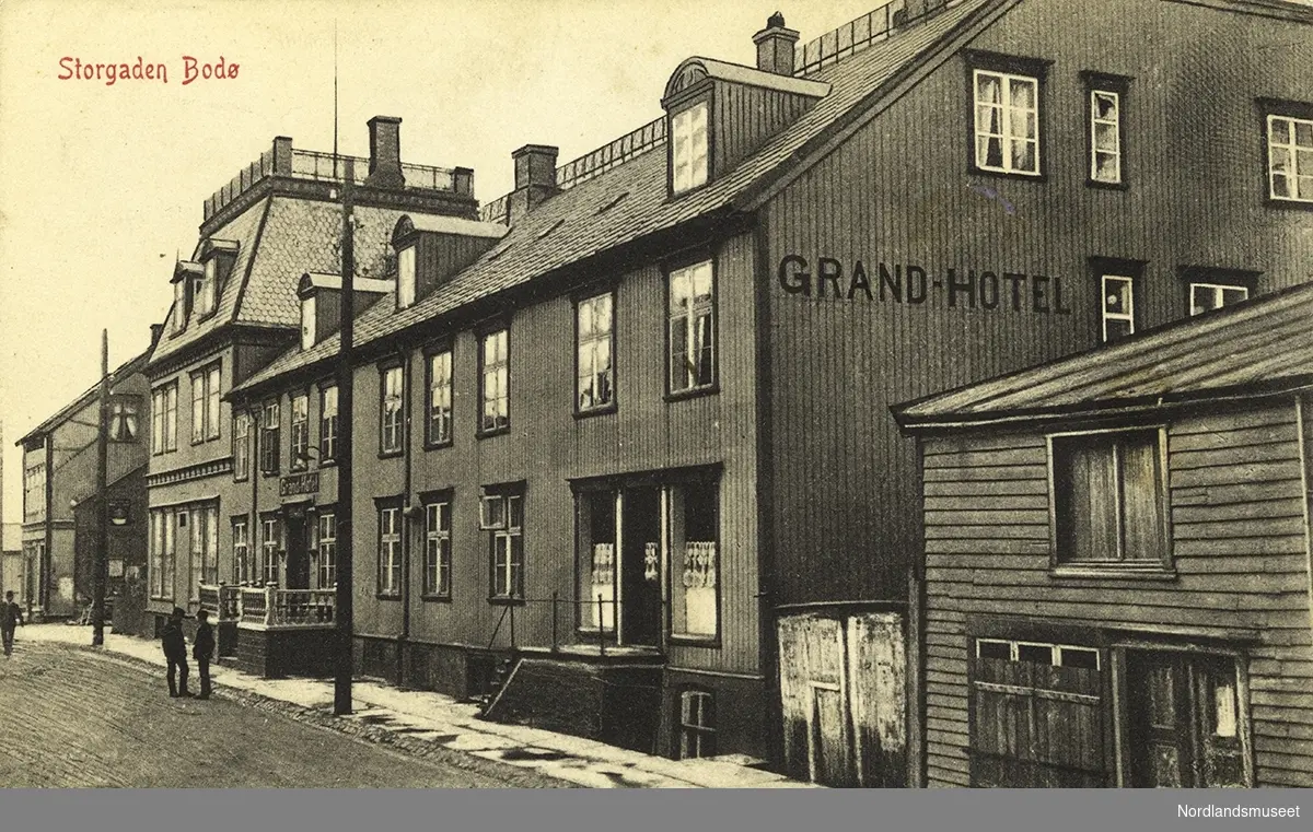 Postkort. Oppover Storgaten i Bodø med Grand Hotell midt i bildet.
