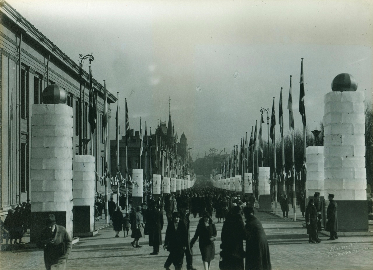 Karl Johans gate ved Universitetsplassen. Gaten er pyntet med søyler av isblokker og flagg.