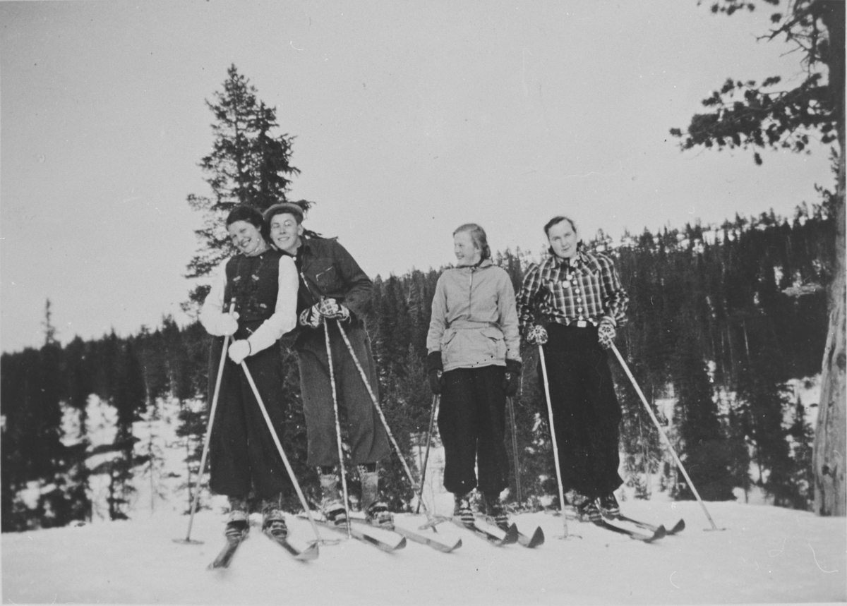 Skitur med Ungdomslaget til Grågalten i 1938. Fra venstre: Åse S. Ravnås, Ingvald Ravnås, Mathilde Skatvedt, Astrid Nygård.