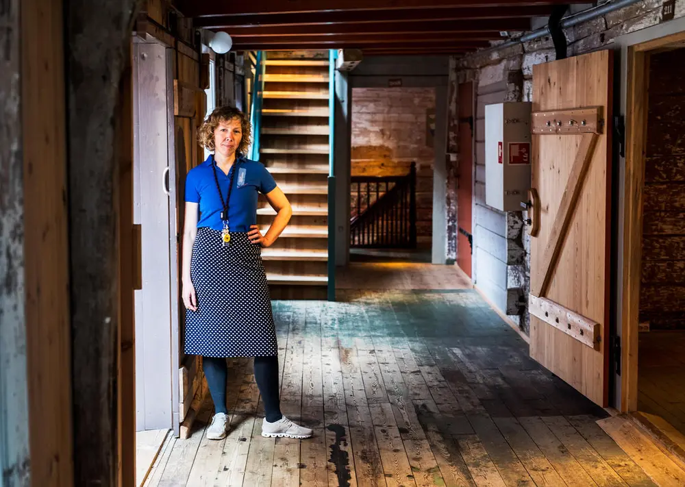 Bildet viser formidler Gitte Bastiansen i svalgangen på museet