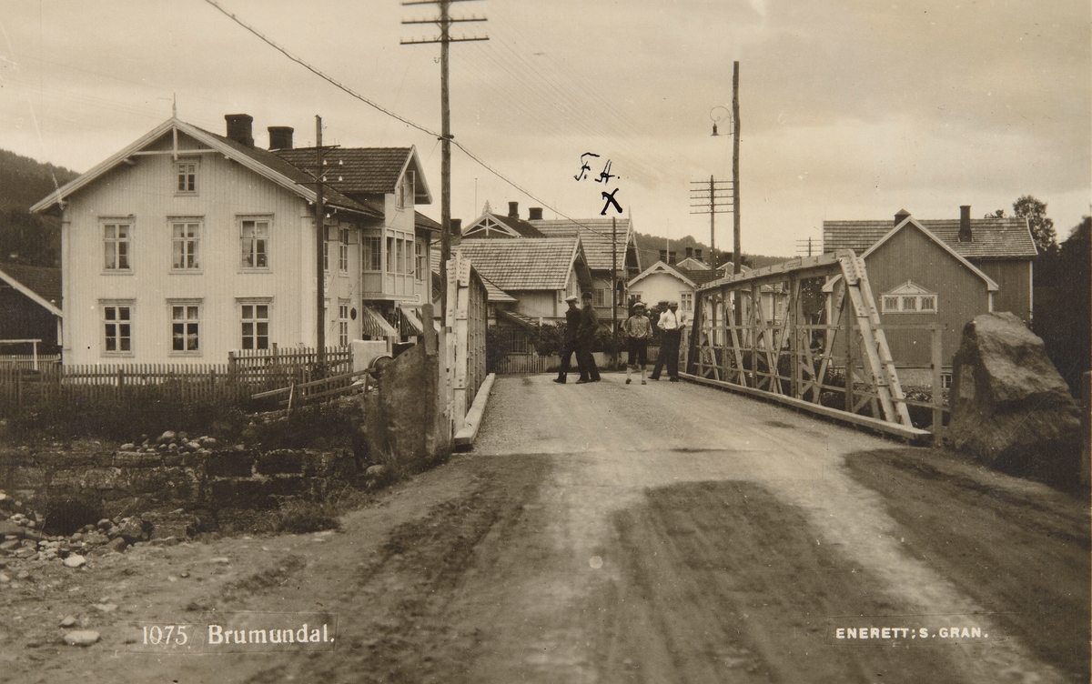 Postkort, Ringsaker, Brumunddal, Furnesvegen riksveg 50, 4 gutter på brua over Brumunda, Broberg til venstre og Elvarheim til Frelsearmeen til høyre, Broberg brant i 1942,