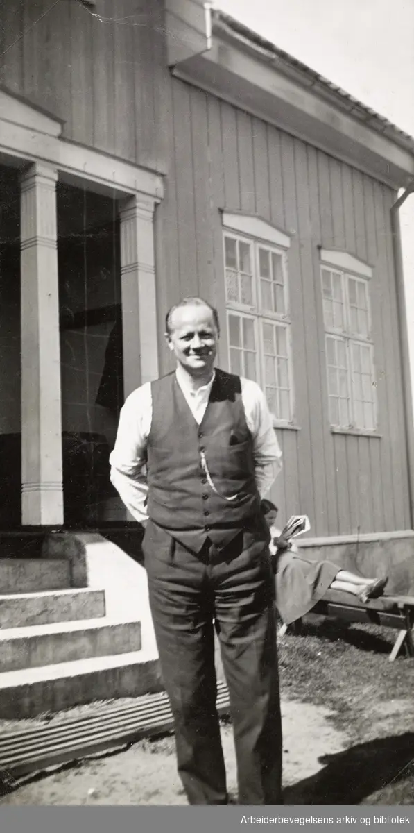 Alfred Madsen (1888-1962). Typograf, redaktør, stortingsrepresentant og statsråd. Fotografert på Vinoren Sølvverk ved Kongsberg, pinsen 1932.
