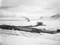 Den sovjetiske isbryteren Krassin i Adventfjorden. Tekst med
