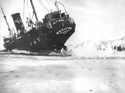 Det sovjetiske skipet Malygin/Maligin i isen. Tekst med bild
