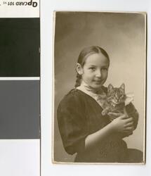 Portrett av Elisabeth Meyer som ung jente (10 år). Familiefo