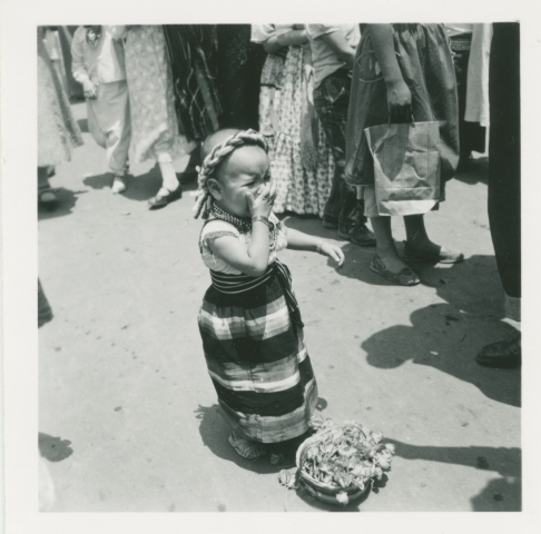 En liten jente med kjole og pannebånd. Barneparaden, Mexico