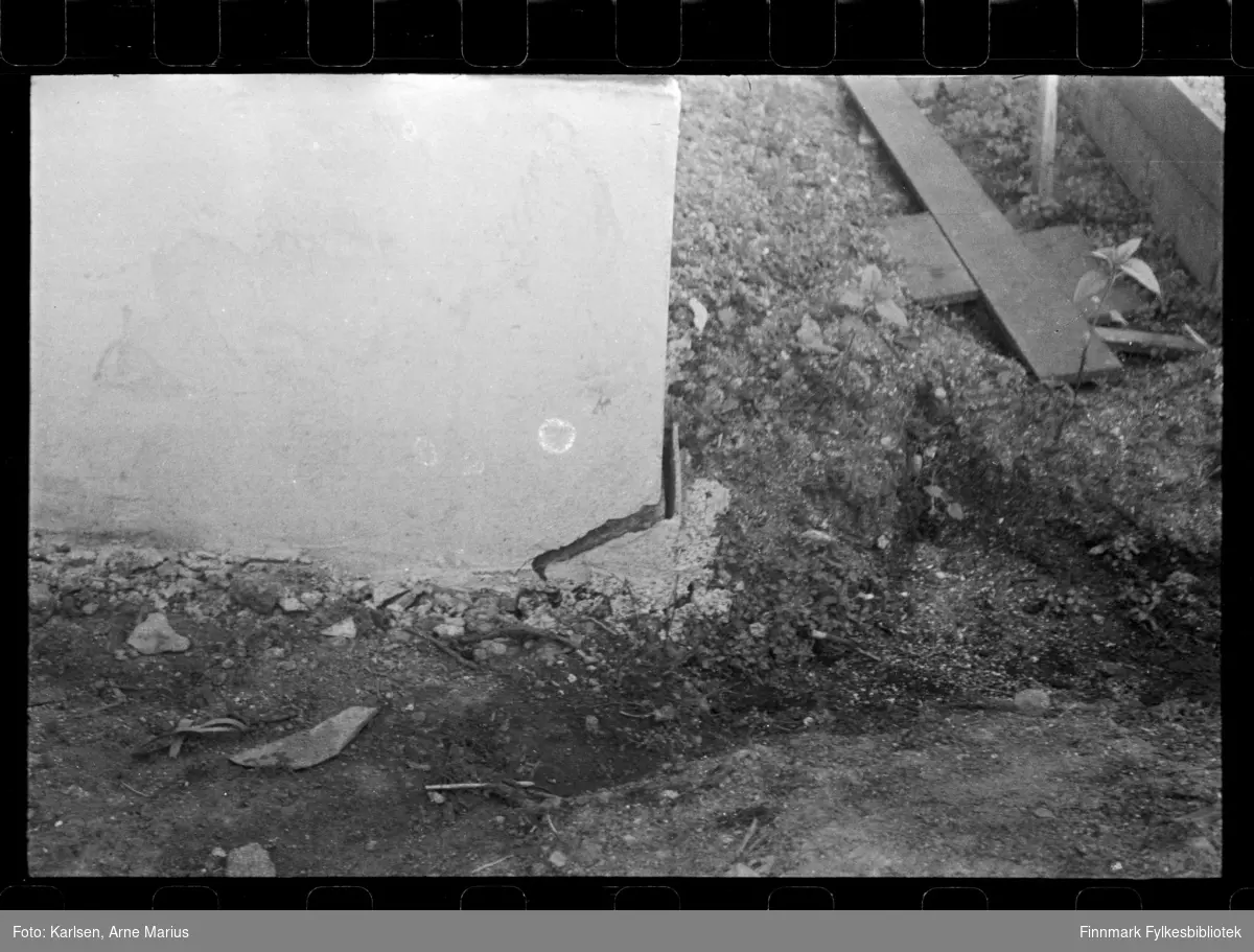 Skadet grunnmur på hus i Kirkenes 

Foto antagelig tatt på slutten av 1940-tallet, tidlig 1950-tallet 