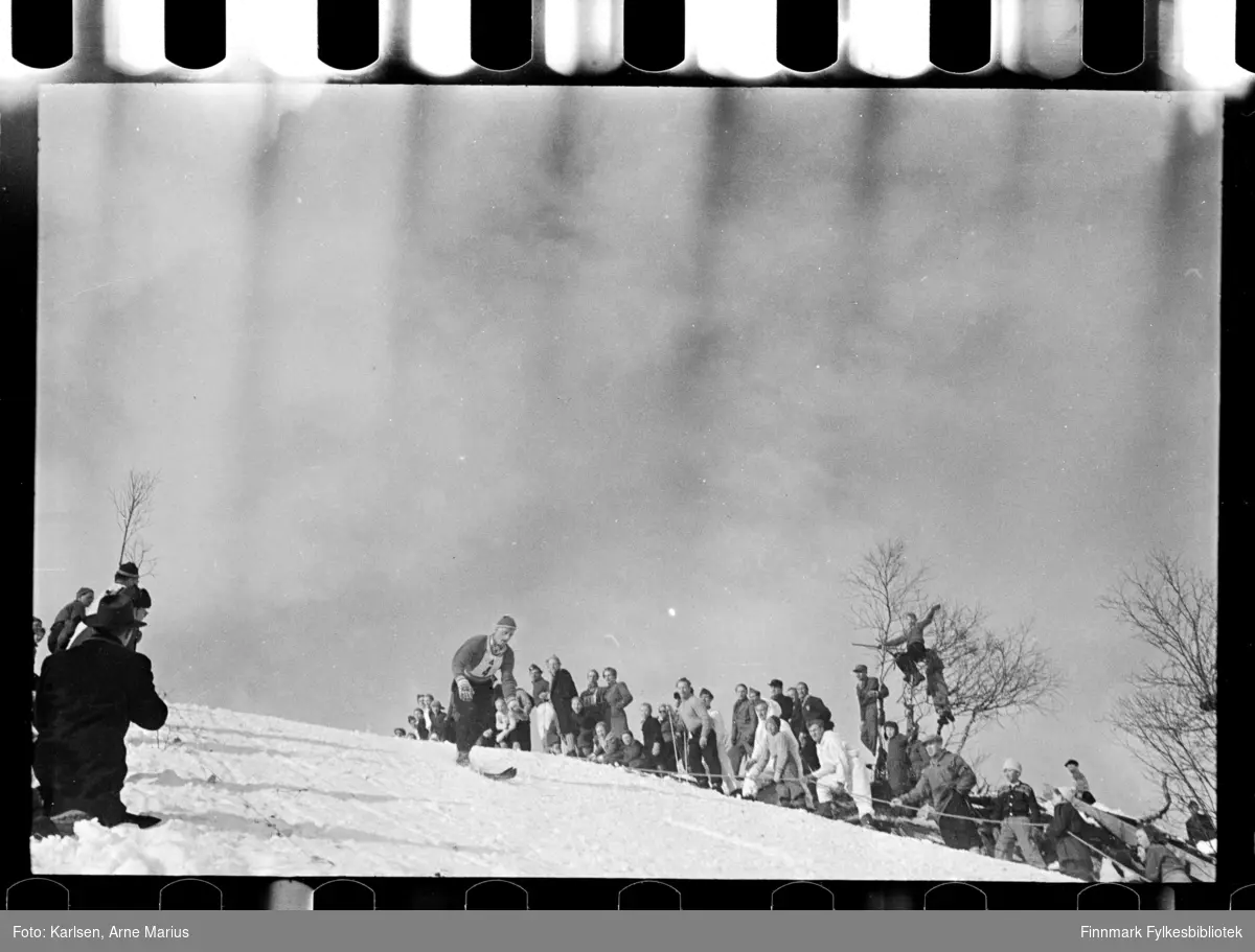 Hopprenn i Kirkenes 

Foto antagelig tatt på slutten av 1940-tallet, tidlig 1950-tallet 