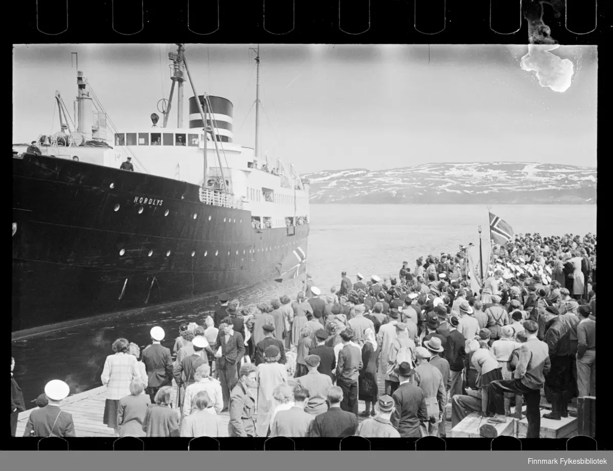 Hurtigruten "Nordlys" ankommer Kirkenes, muligens når den hadde sin første tur fra Bergen til Kirkenes i mai 1951. Eller senere når det var sangerstevne i Kirkenes i 1953? 
