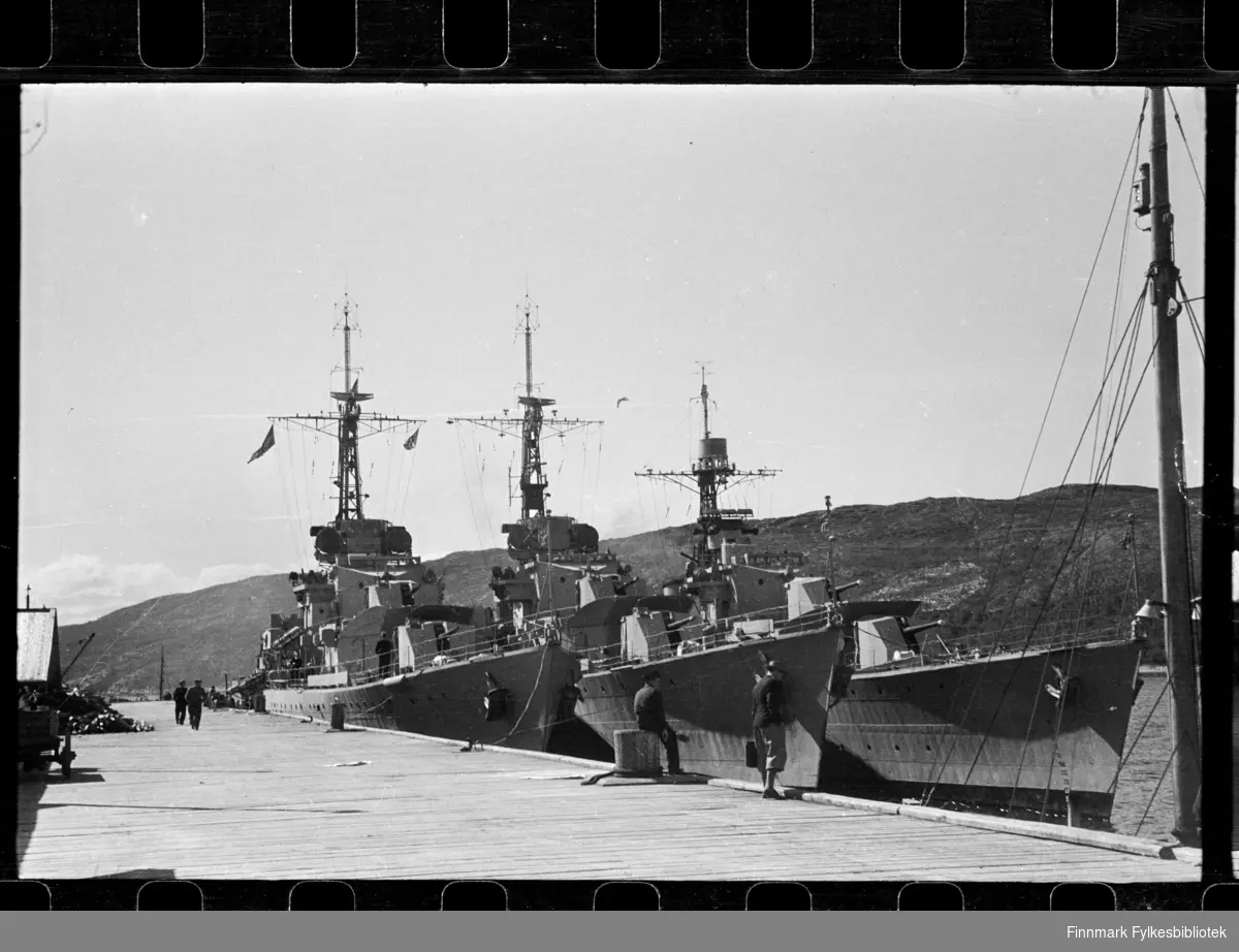 Foto av krigsskip i Kirkenes.

Nærmest kai ligger jageren KNM Oslo. De to andre er enten KNM Trondheim - KNM Bergen eller KNM Stavanger. Disse var av typen C-class destroyer, kjøpt inn fra Storbritannia i 1945.

Det ytterste fartøyet er ingen C-klasse destroyer, men KNM Stord av S-klassen.

Foto trolig tatt på slutten av 1940-tallet, eller tidlig 1950-tallet.