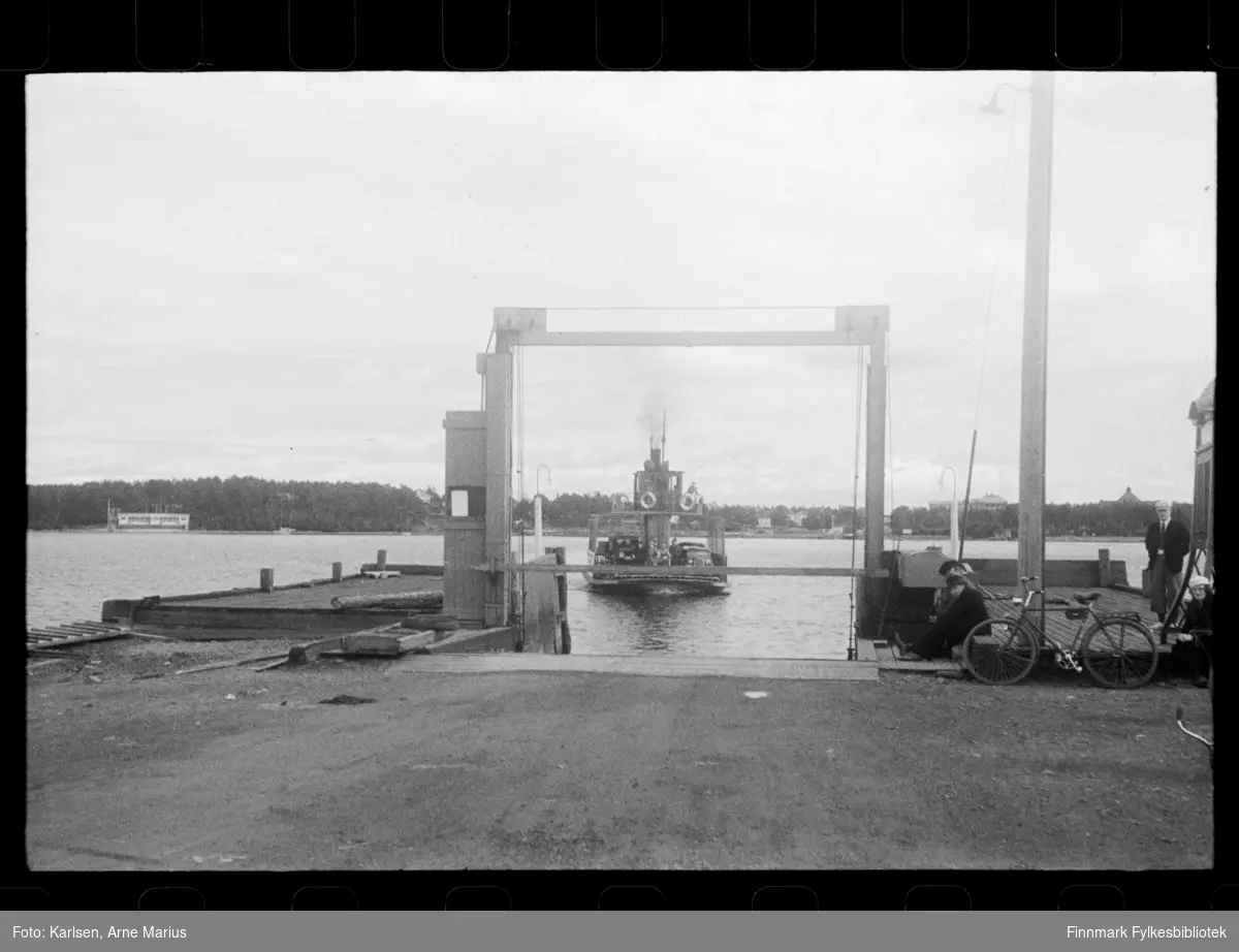 Bilferge, antall seilbåter i bakgrunnen. Men hvor?
Foto trolig tatt på slutten av 1930-tallet, trolig 1938.