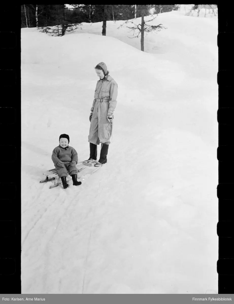Foto av ukjent kvinne og gutt. Muligens slekt av fotograf Arne Karlsen. 

Foto antagelig tatt på slutten av 1940-tallet, tidlig 1950-tallet