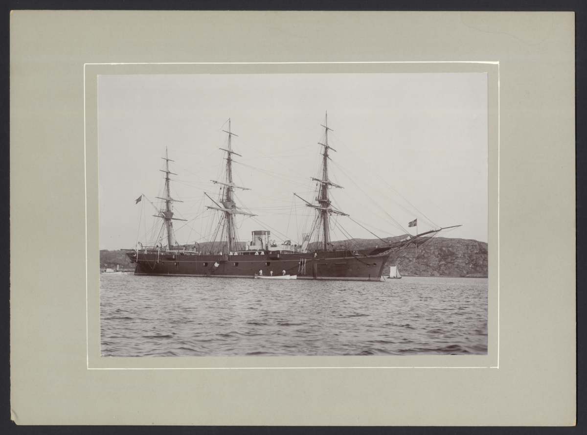 Bilden visar ångkorvetten Freja till ankars 1896 i Strömstad. Två barkasser ligger långsidas på styrbordssidan.
