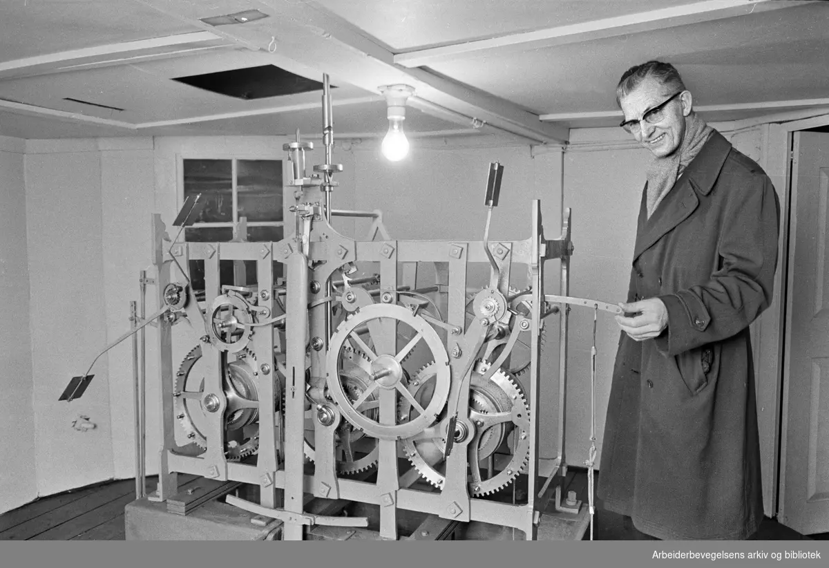Uret i Oslo Domkirke får ettersyn av urmaker James Wahlgren. Januar 1967.