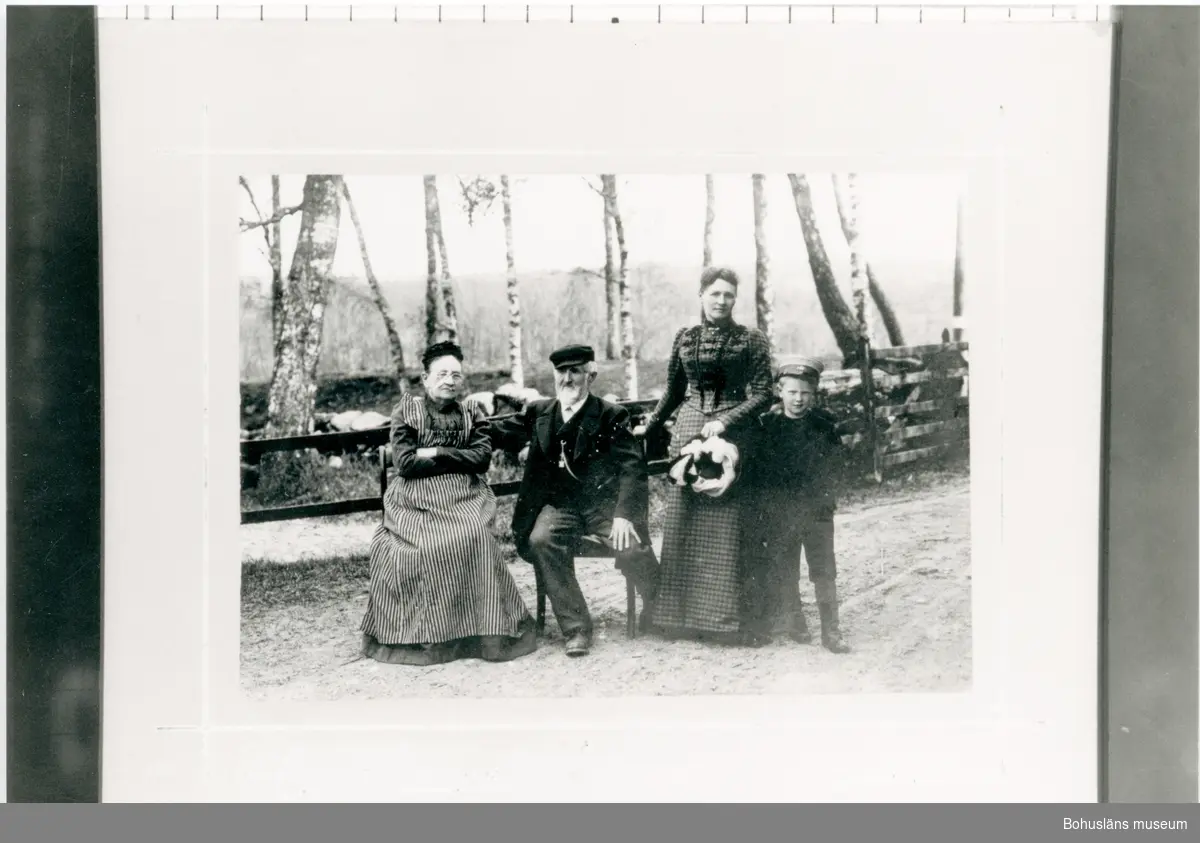Lilla Åsen ca 1900-1901. Gustav och Julia Törnsten, Bohusläns sista gästgivarpar. Med dottern Nathalia Larsson och hennes son Gösta.