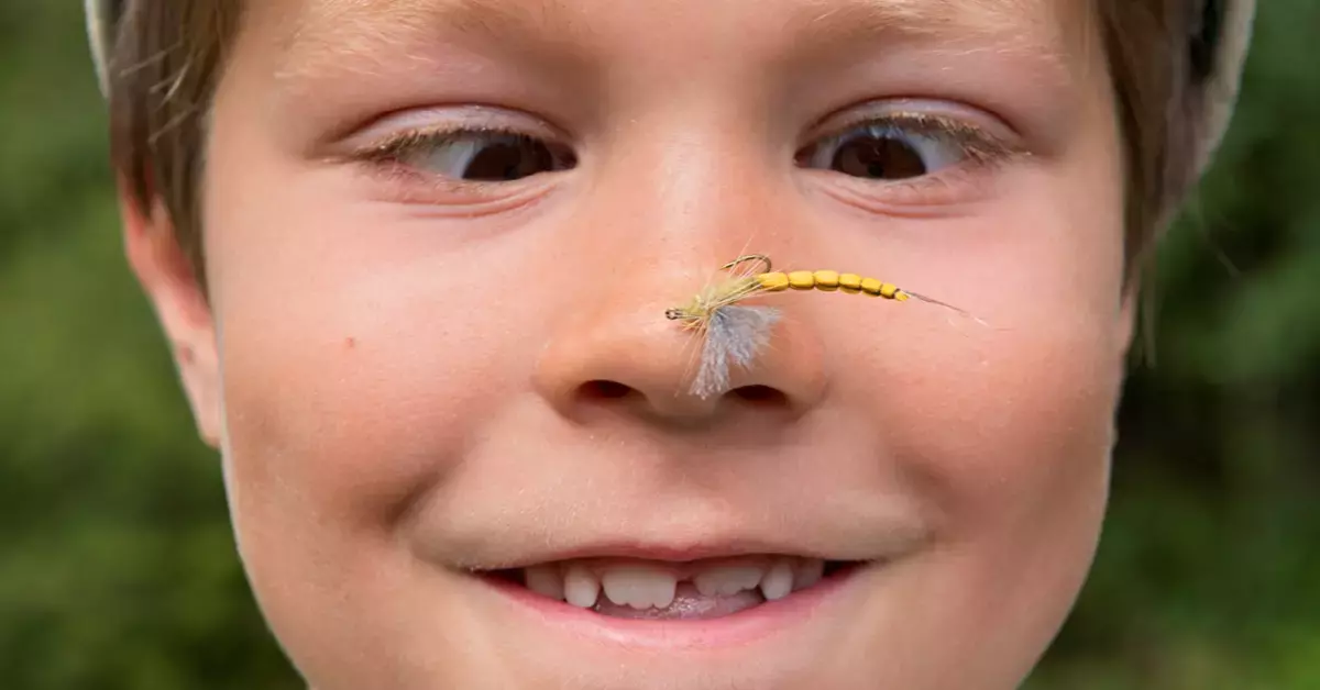 En gutt med et sluk til fluefiske på nesa.
