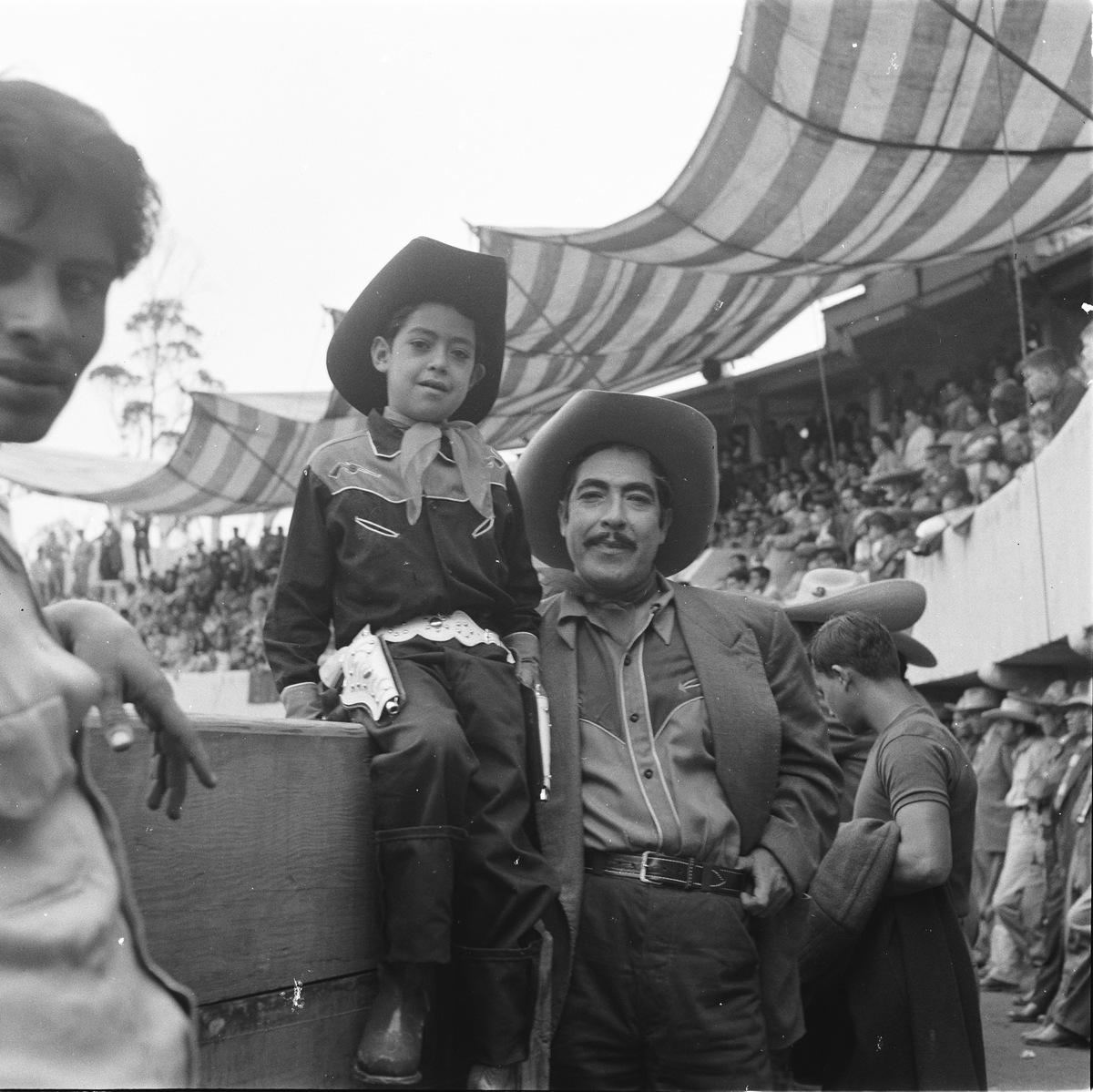 Portrett av en mann og en liten gutt på ridestevne i La Tapatia.
