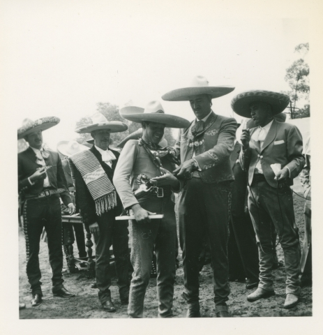 En gruppe menn med Sobrero. La Tapatia