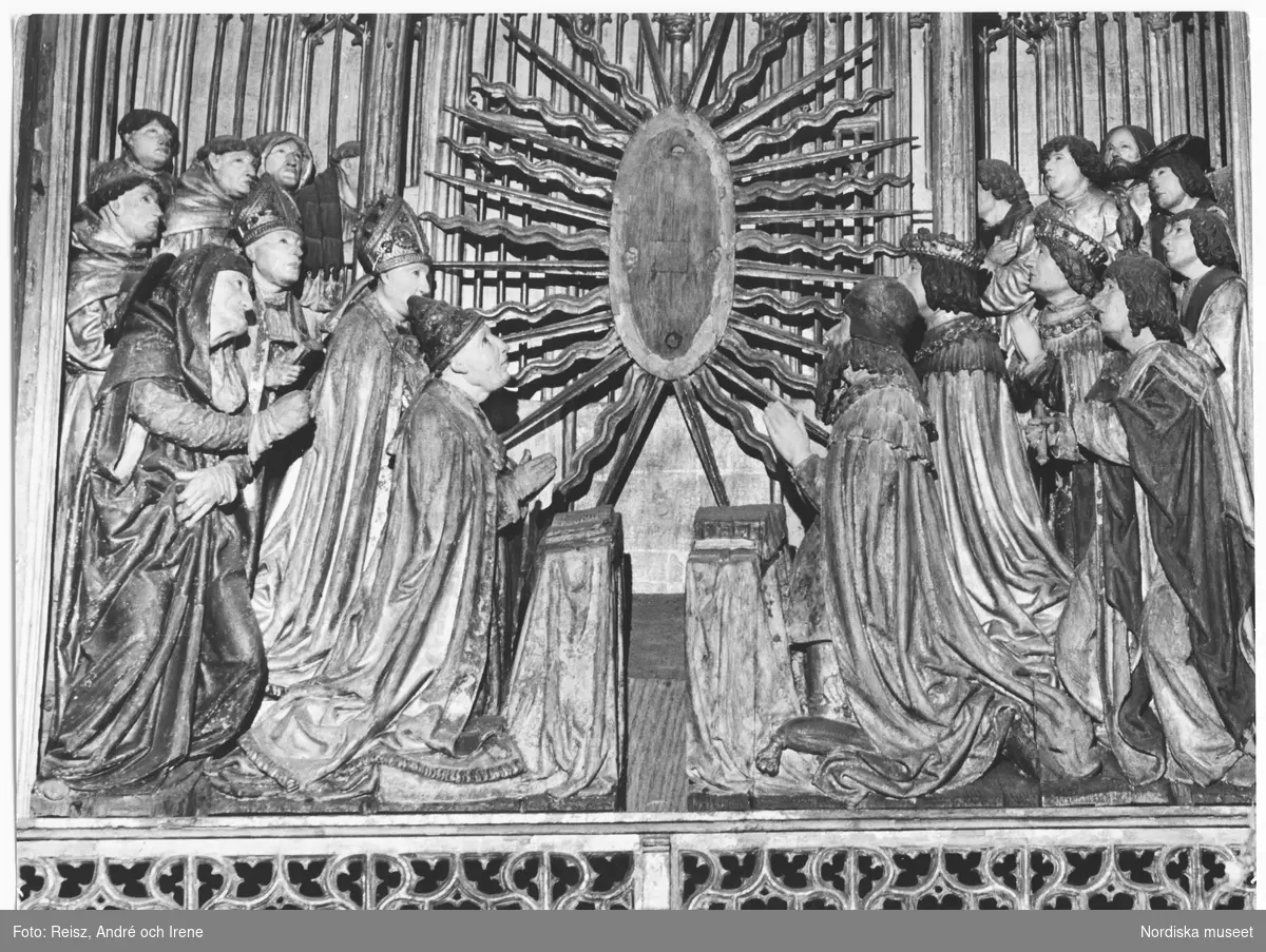 Västmanland. Detalj av flandriska altarskåpet  från 1520 i Sala sockenkyrkan, tillverkat i mästaren Pasquier Bormans verkstad i Bryssel,
föreställande Marie glorifikation och tillbedjan. I vänstra delen knäböjer påven och till höger kejsaren.