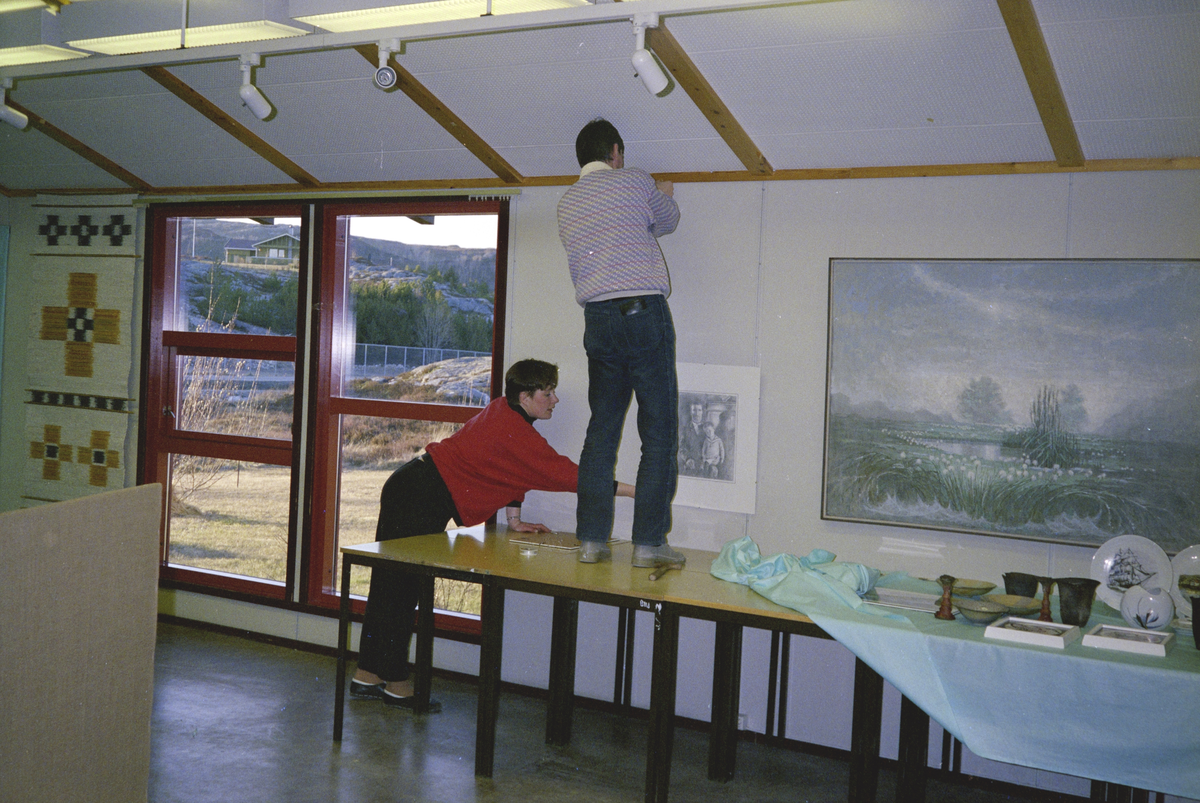 Kronprinsparet besøker Hitra 1989 : forberedelser til kunst- og håndverksutstilling