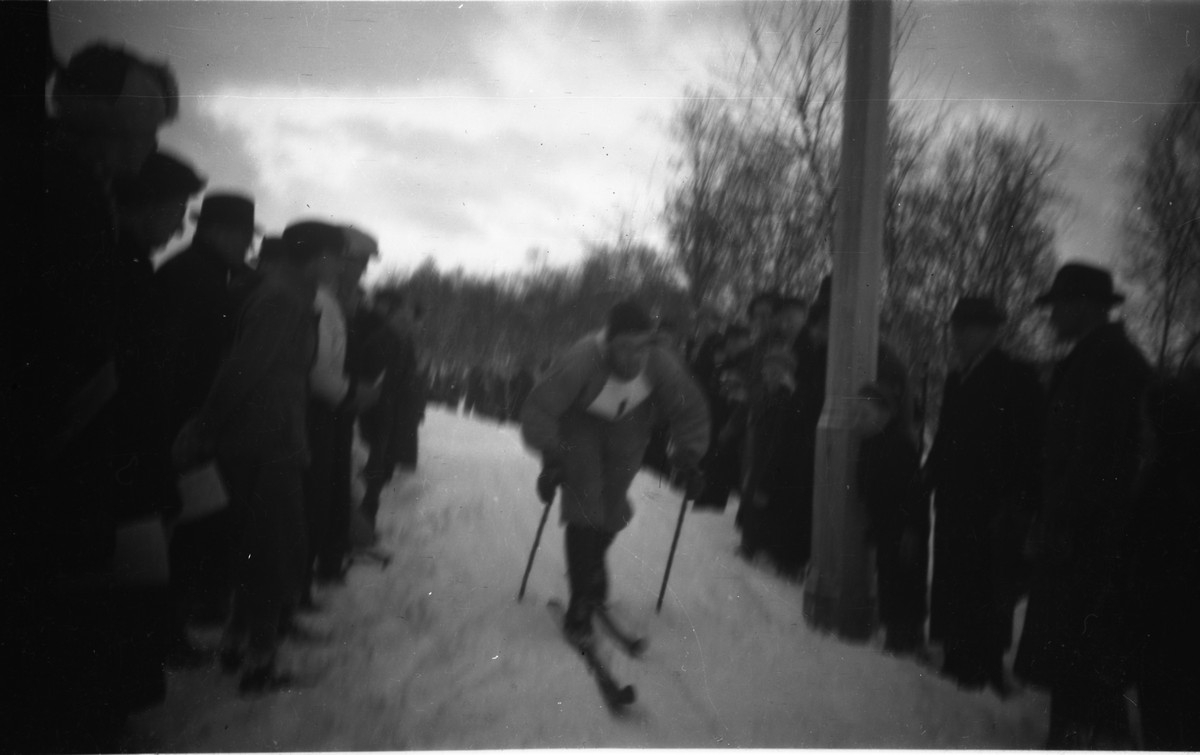 Norgesmesterskapet på ski 1951. 17 km. ble arrangert delvis i bygatene ved vannbasenget og ved Royal Hotell. 30 km. ble dengang arrangert på Veggfjellet.