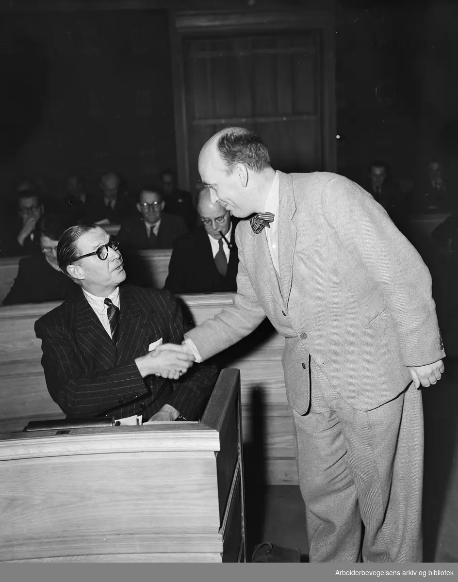 Ordfører Brynjulf Bull (th) gratulerer Rolf Stranger med sitt verv som varaordfører. 15 desember 1950