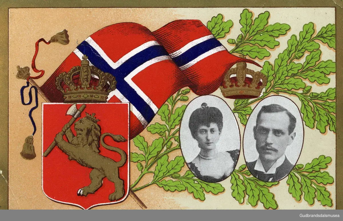 Tegnet postkort med riksløven, norsk flagg og portretter av Dronning Maud og Kong Haakon VII.