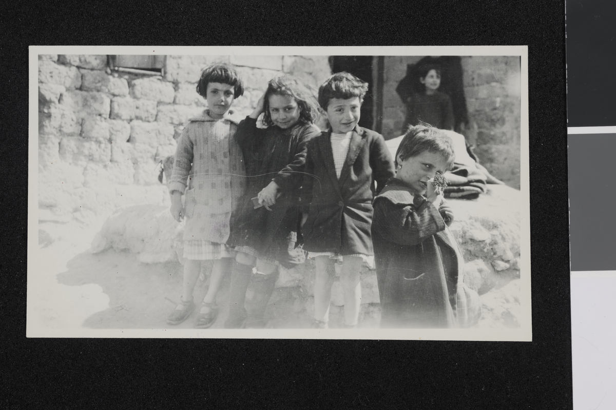 Armenske barn. Fotografi tatt i forbindelse med Elisabeth Meyers bok; En Kvinnes Ferd til Persia