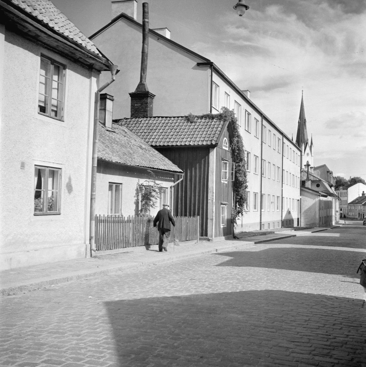 Hunnebergsgatan i Linköping omkring 1950. Av den äldre bebyggelsen står ännu några hus kvar som den gamle mannen kunde minnas dem från sin barndom.