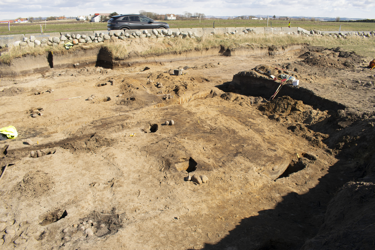 Arbeidsfoto. Utgravningsområdet ved slutten av undersøkelsen, etter snitting og dokumentasjon.