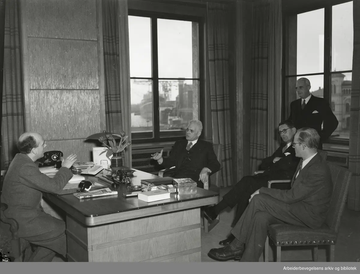 Nederlandsk delegasjon på ordfører Brynjulf Bulls kontor i forbindelse med Rotterdams borgermester Pieter Ouds besøk i Oslo. Mars 1949..