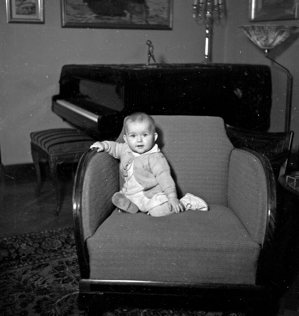 En baby sittandes i en fåtölj.