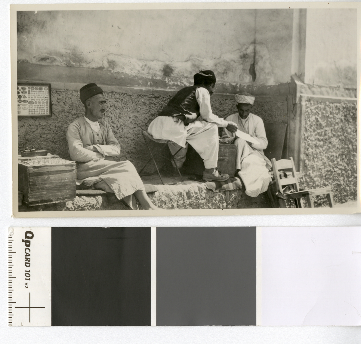 Scene fra gatelivet. Menn som hviler i skyggen. Fotografi tatt/ samlet i forbindelse med Elisabeth Meyers bok; En Kvinnes Ferd til Persia.