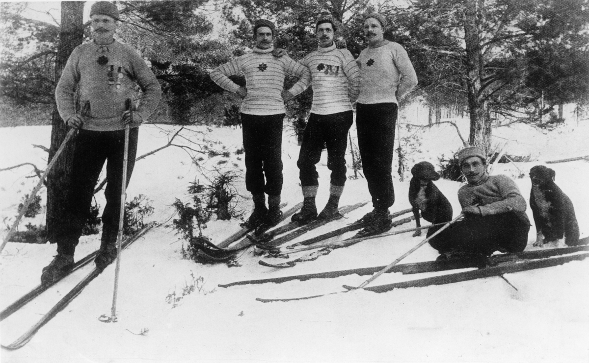 Arbetare vid Hjerpens trämassefabrik, på skidtur 1904-1905. Bilden är publicerad i "Arbetets söner", s. 196.
