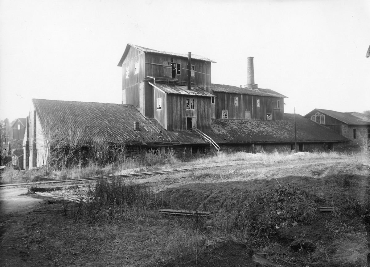 Hytta och rostugn i Borgvik, 1924. Sett norrifrån. Byggda 1863-1865. Hyttan nedblåstes för alltid 1922. Byggnaderna kvarstodo 1930.