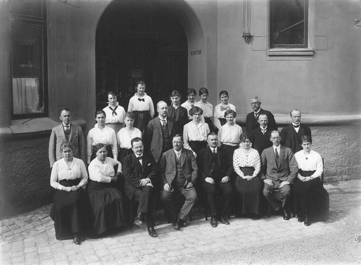 Personalen vid AB Stockholms Järnmanufaktur och AB Stockholms Glödlampfabrik på Ringvägen 98  i Stockholm, 1917.