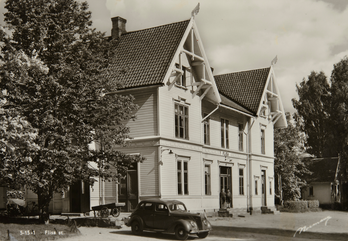 Postkort, Flisa stasjon, jernbanestasjon, stasjonsbygning, bil med registreringsnummer D-3494, en Ford V 8 1937 modell