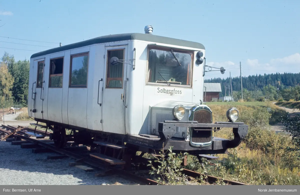 Askim-Solbergfossbanens motorvogn "Gamla", klar for fremføring fra Solbergfoss til Askim