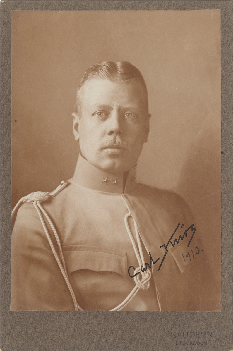 Porträtt av Carl Knös, löjtnant vid Norrlands dragonregemente.