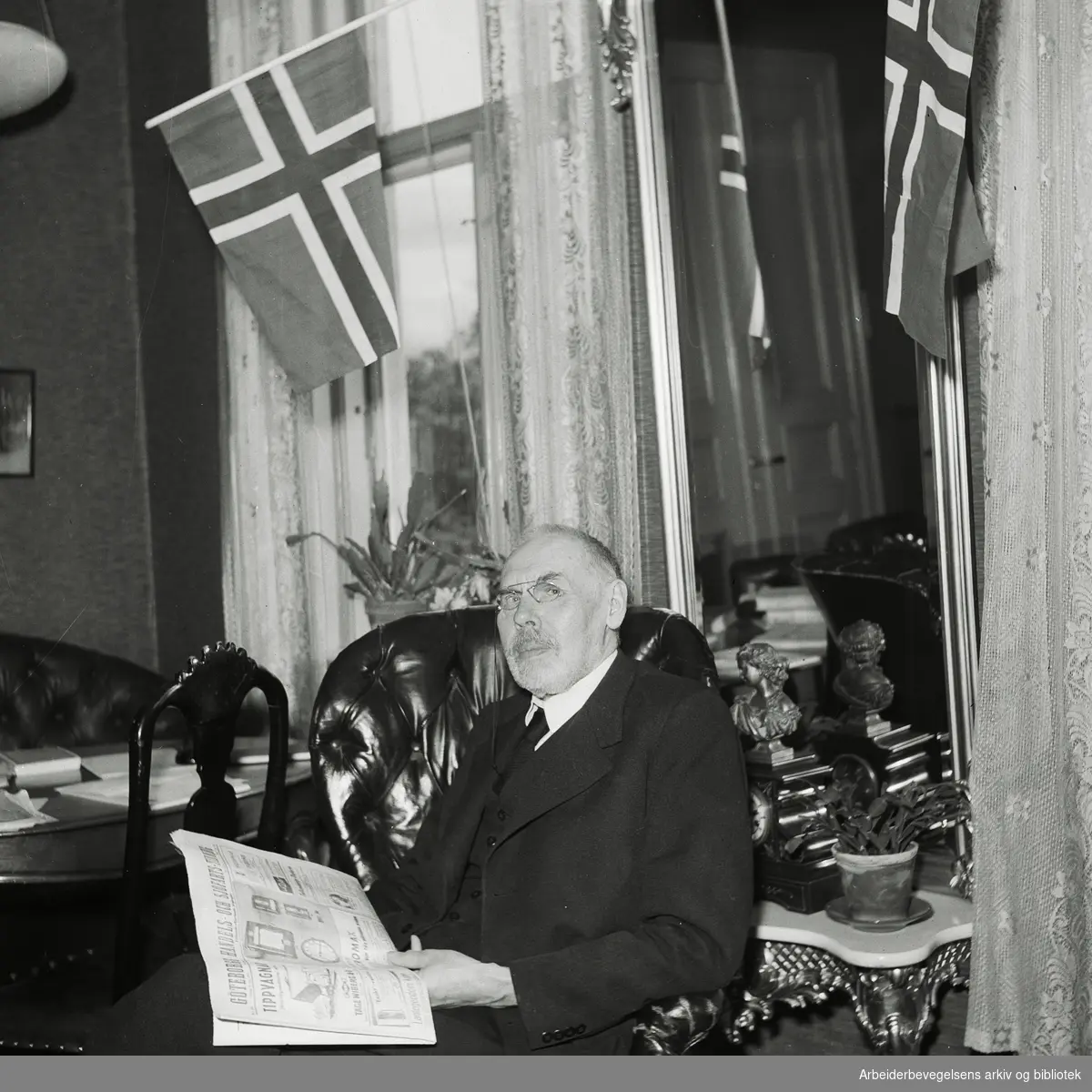 Johan Scharffenberg (1869-1965). Psykiater og samfunnsforsker. Mai 1945. Holder et eksemplar av Göteborgs Handels- och Sjöfartstidning.