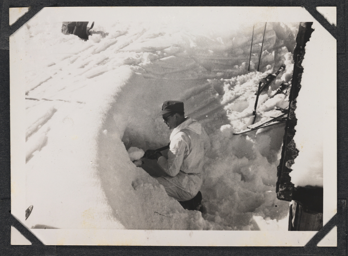 Soldater på feltøvelse i Heimevernet, graving av snøhule.