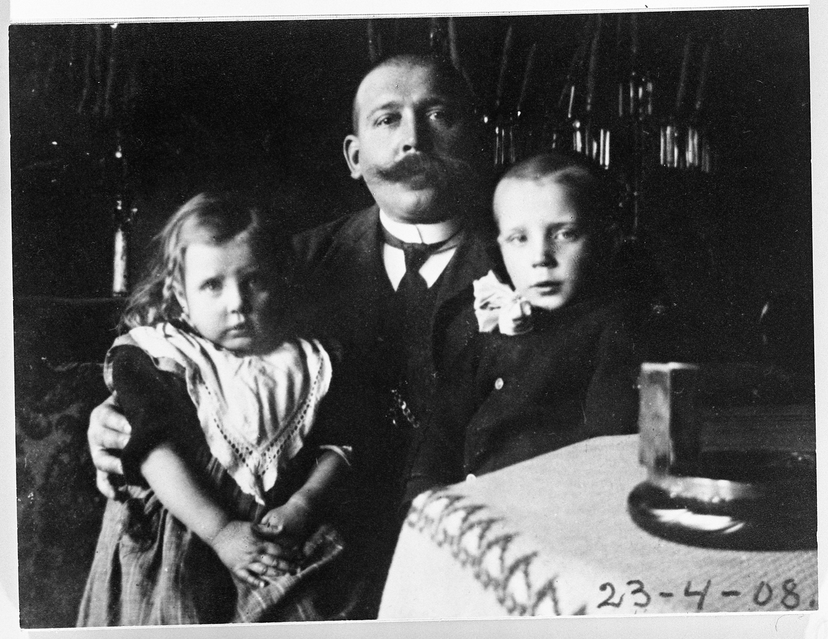 Antonius, Marie, Bernhard, Johannes, Andrine og Anna Skinderviken samlet ved et kaffebord. Året er 1911.
